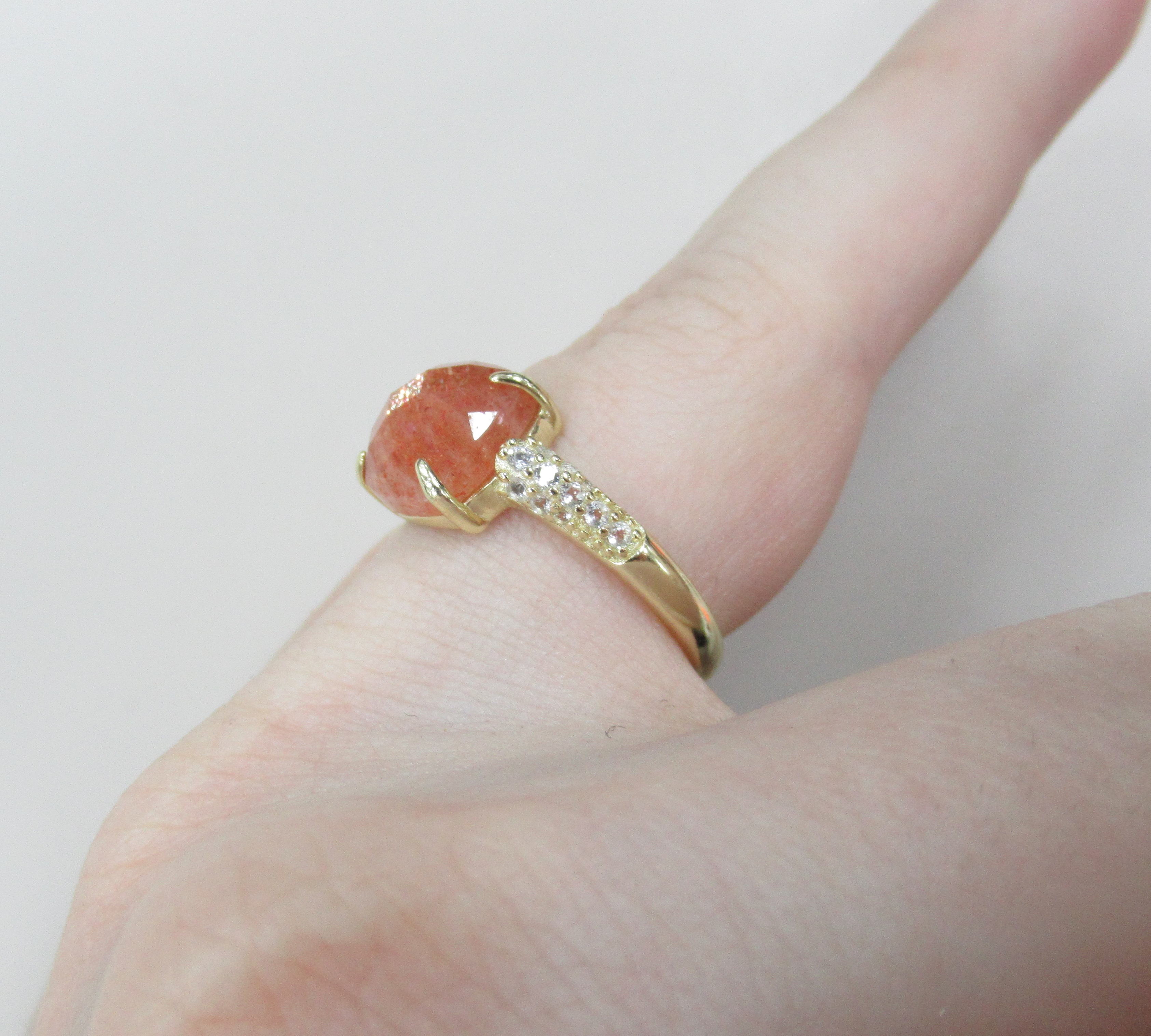 Серебряное кольцо с солнечным камнем